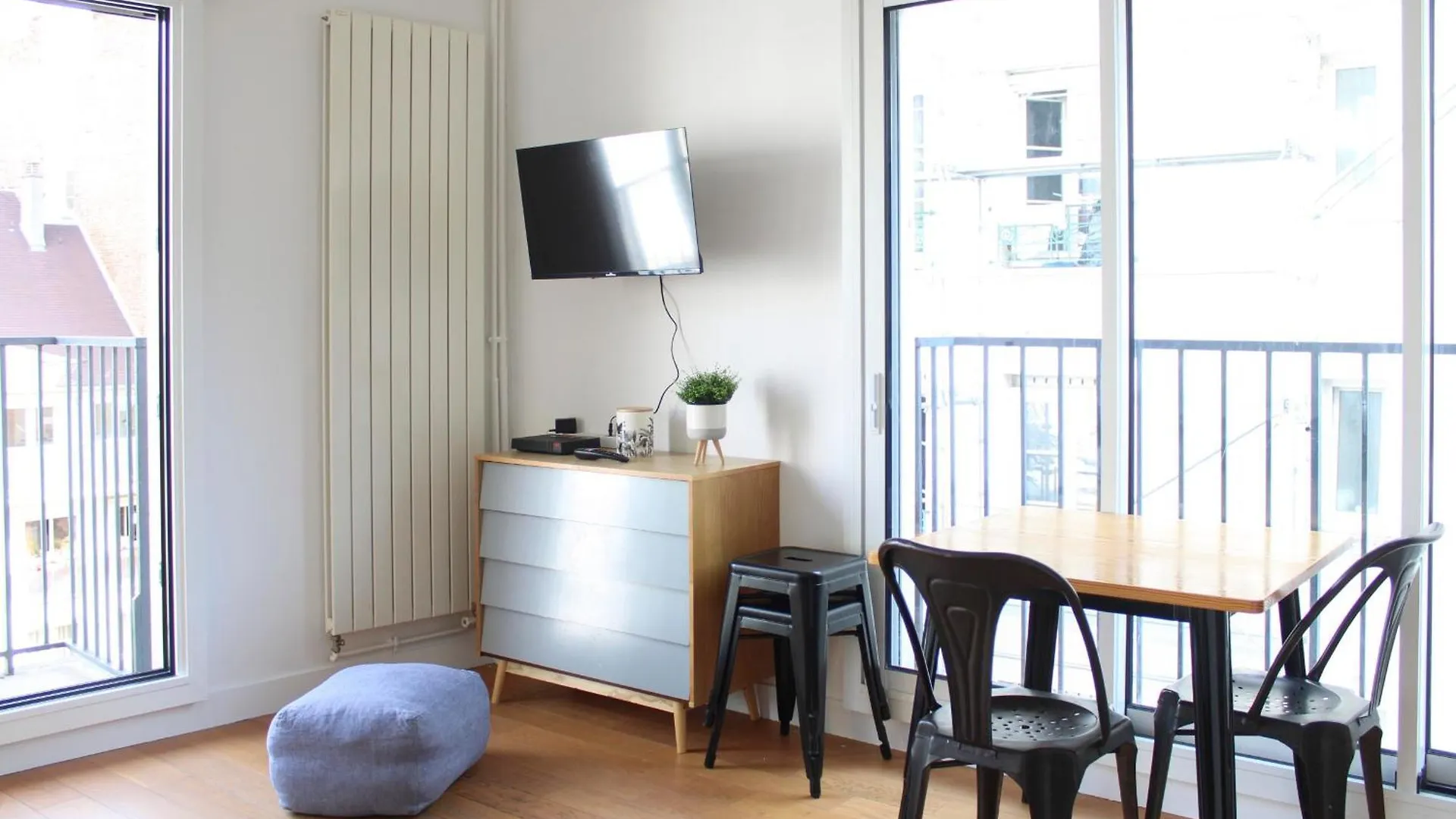 Charming Studio Of 23 M Close To The Sacre-Coeur contacts